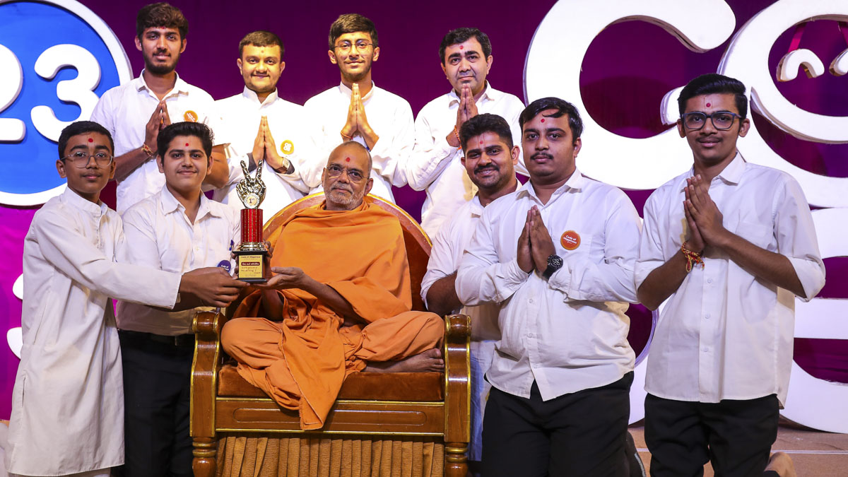 Bal karyakars receive the ‘Best Story’ award from Narayanmuni Swami