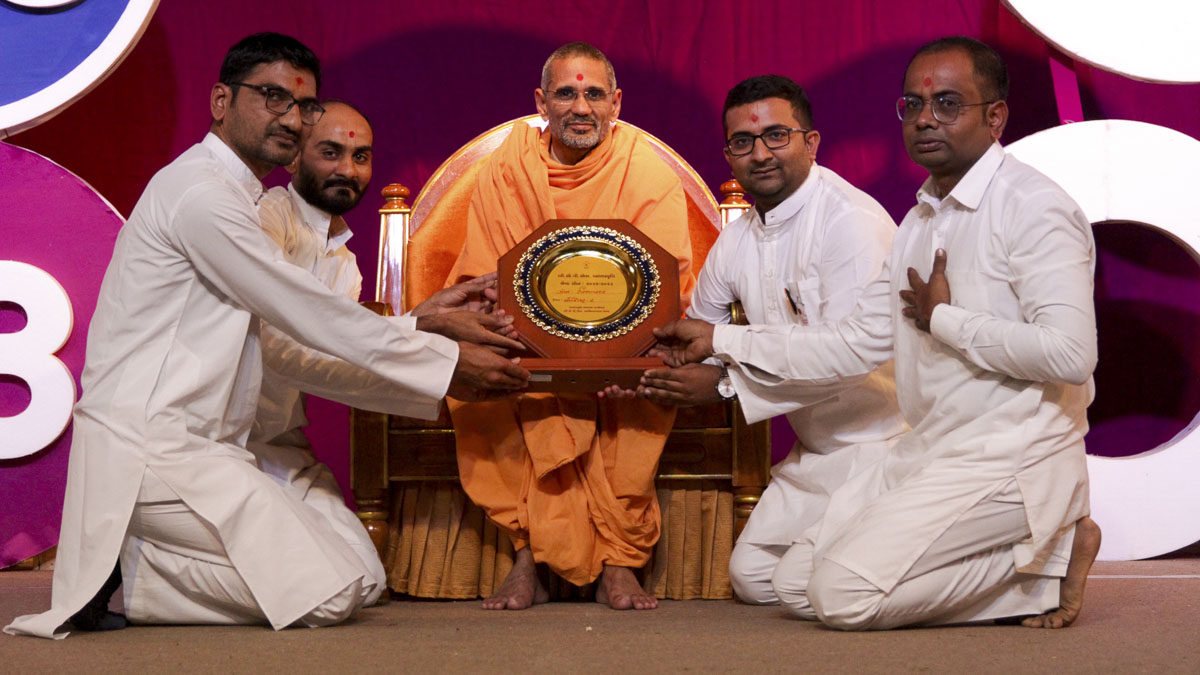 Bal karyakars receive the ‘Best Zone’ award from Atmatrupta Swami