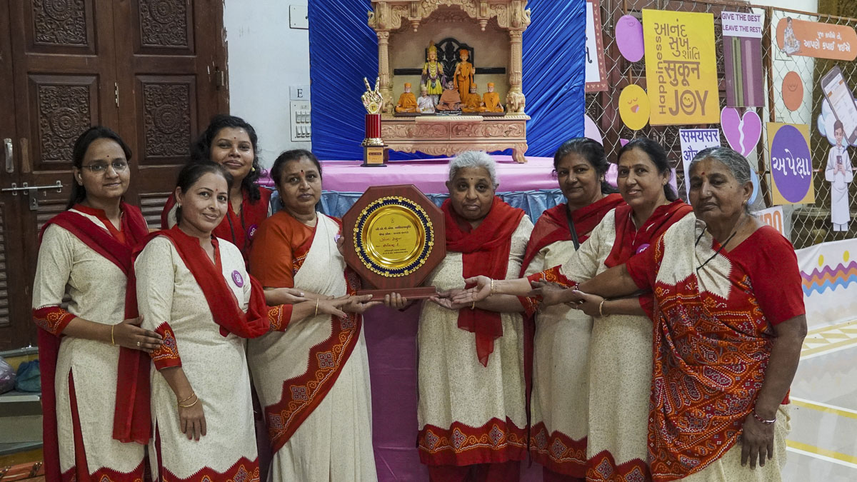 Balika karyakars receive the ‘Best Zone’ award from senior national office volunteers
