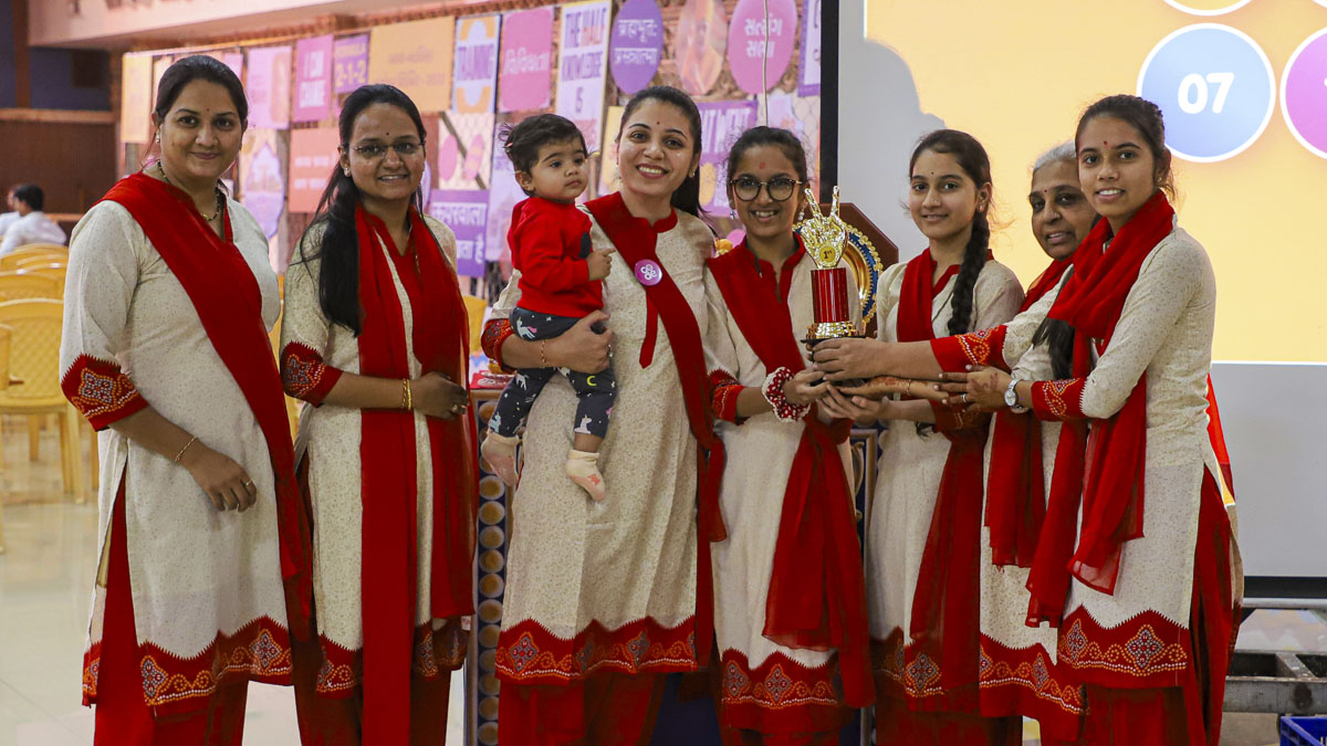 Balika karyakars receive the ‘Best Zone’ award from senior national office volunteers