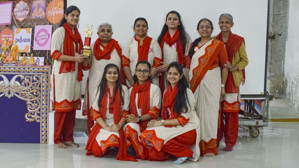 Balika karyakars receive the ‘Best Zone’ award from senior national office volunteers