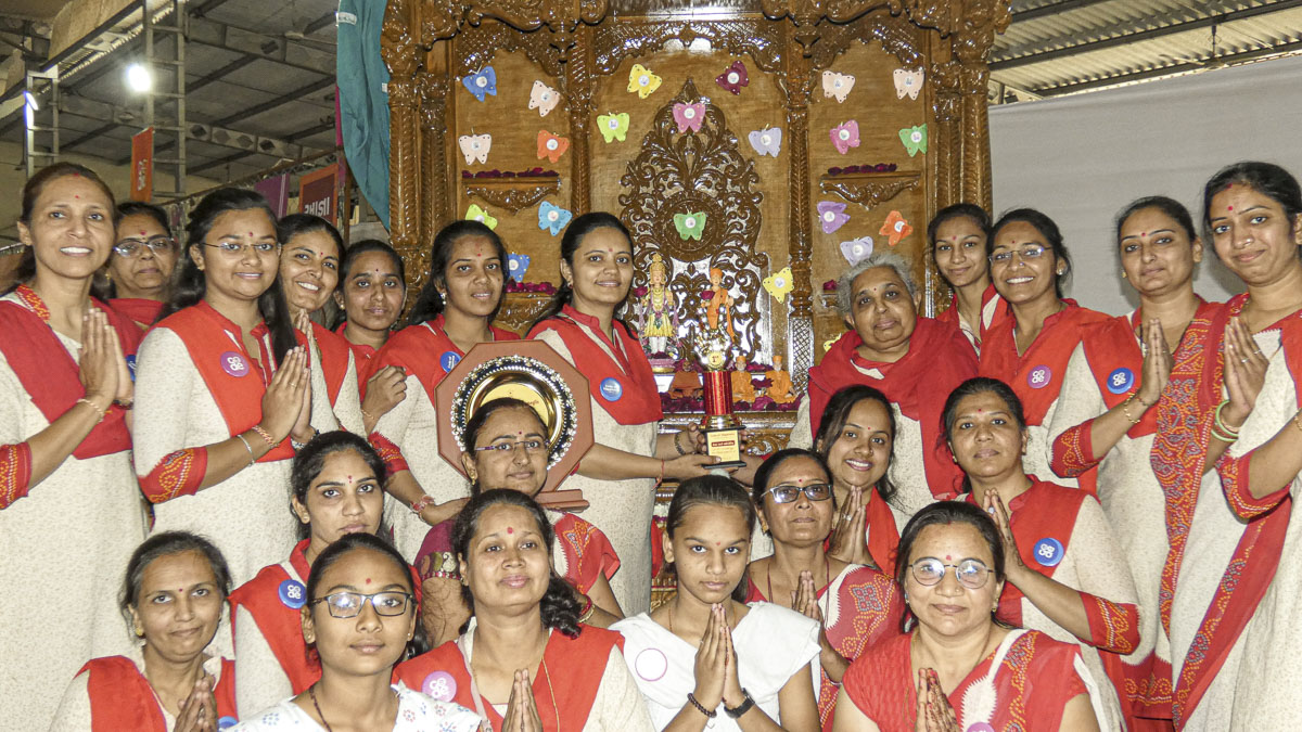 Balika karyakars receive the ‘Best Zone’ award from senior national office volunteers