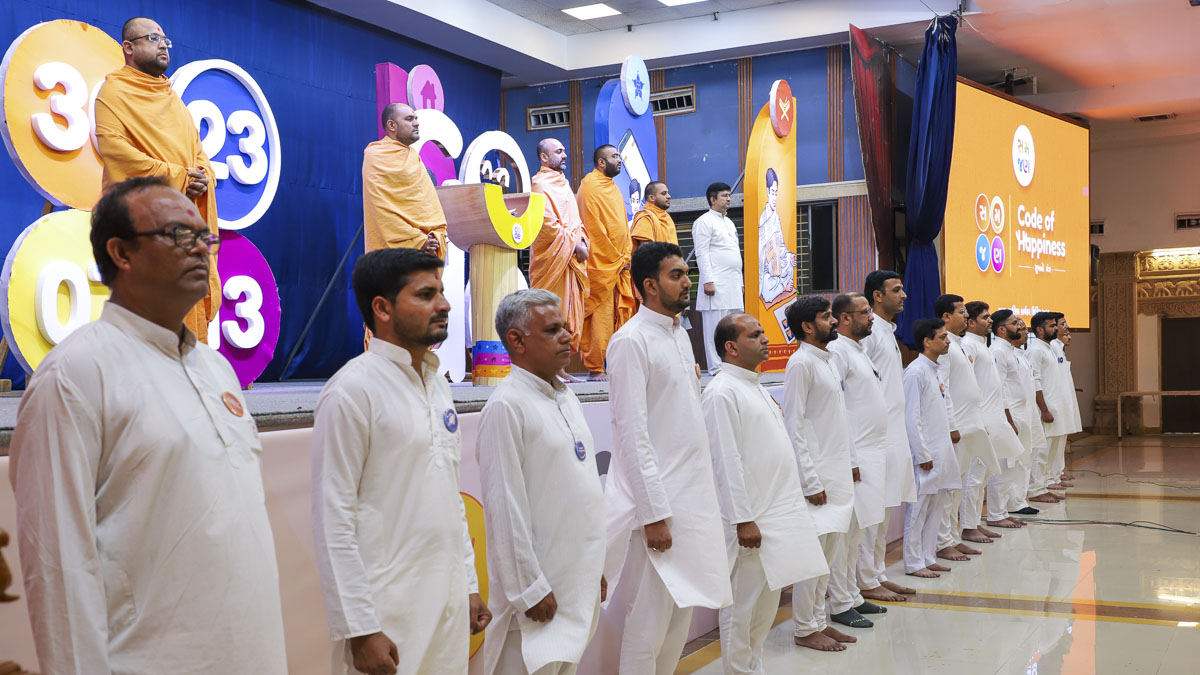Senior Bal karyakars sing a pledge at the convention’s conclusion