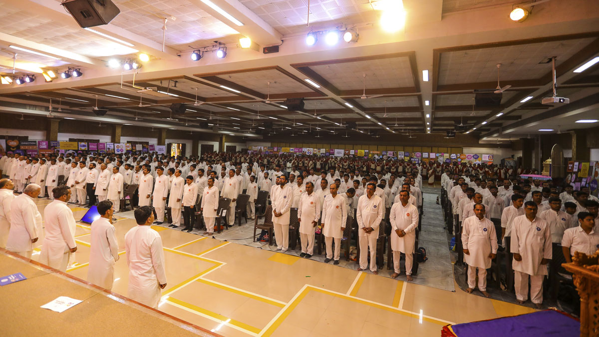 Bal karyakars sing a pledge at the convention’s conclusion