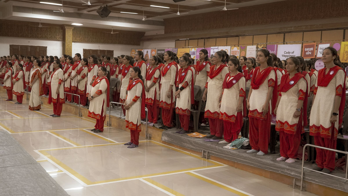 Balika karyakars sing a pledge at the convention’s conclusion