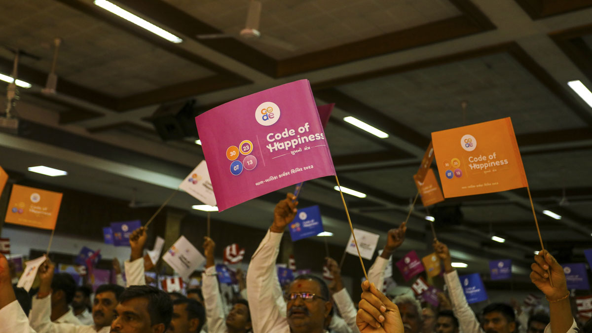 Bal karyakars wave a flag at the convention’s conclusion