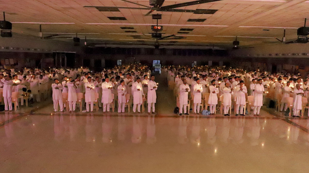 Bal karyakars take part in the arti