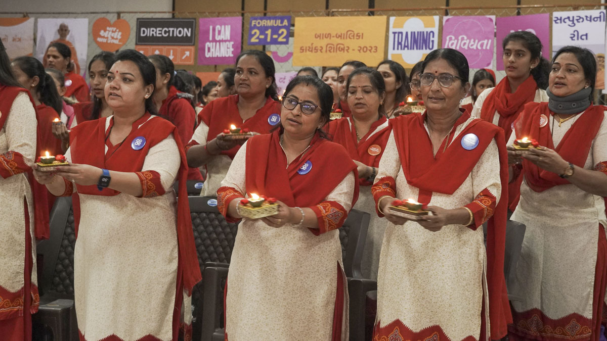 Balika karyakars take part in the arti