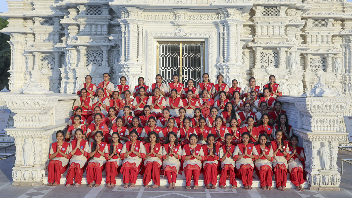 Balika Karyakars take a group photo