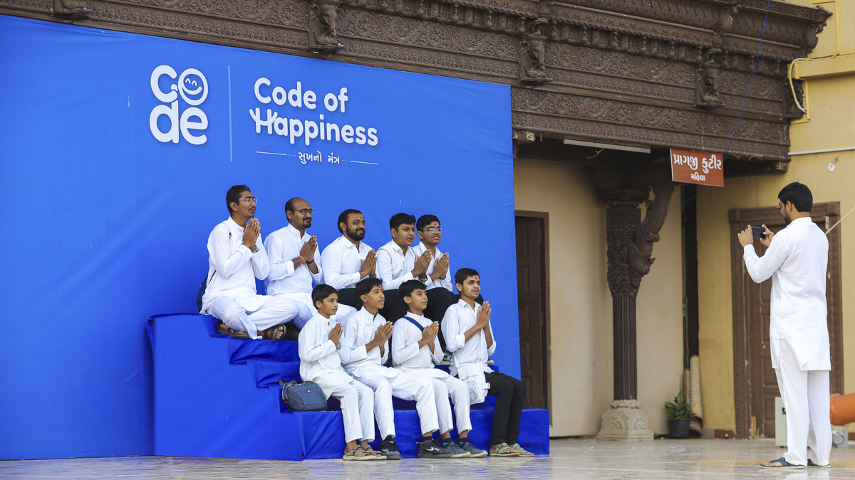 Bal karyakars preserve their memories from the convention