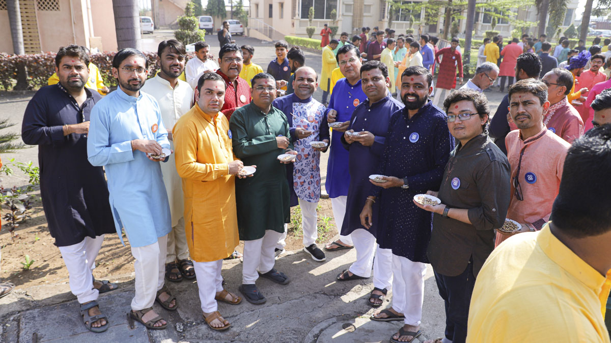 Bal karyakars enjoy snacks during break time