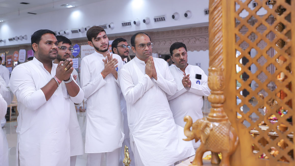 Bal karyakars offer devotion to Thakorji during recess