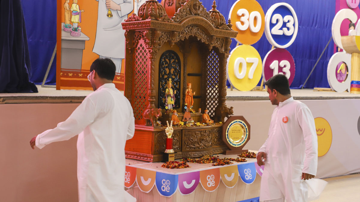 Bal karyakars offer devotion to Thakorji during recess