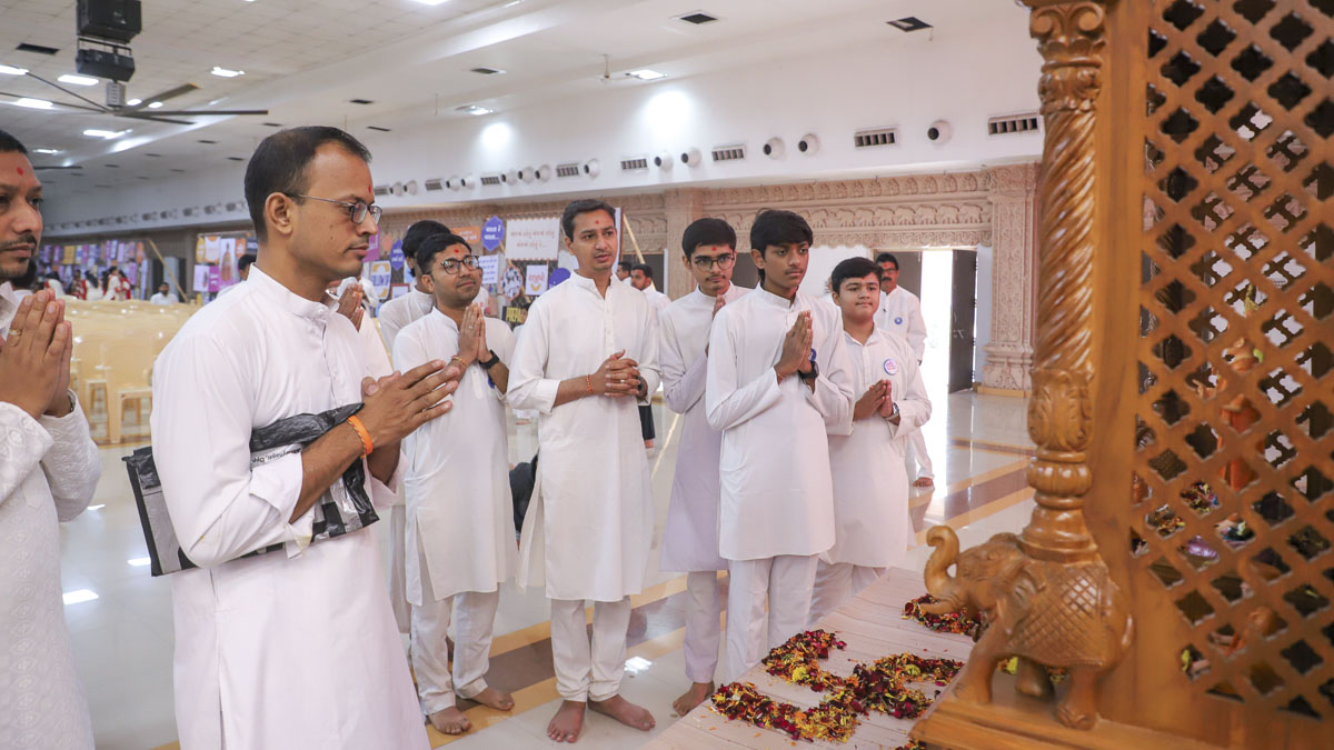 Bal karyakars offer devotion to Thakorji during recess