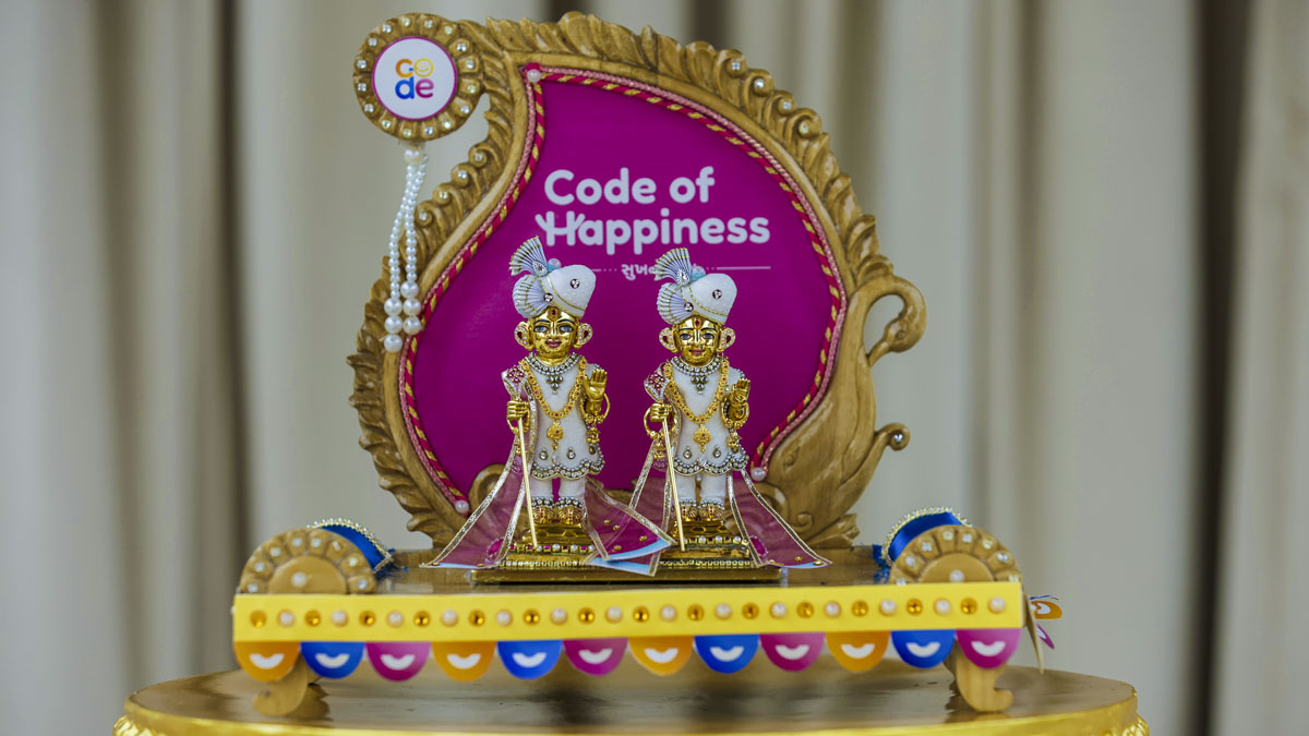 The murtis of Akshar-Purushottam Maharaj during their visit to the ‘Code of Happiness’ convention