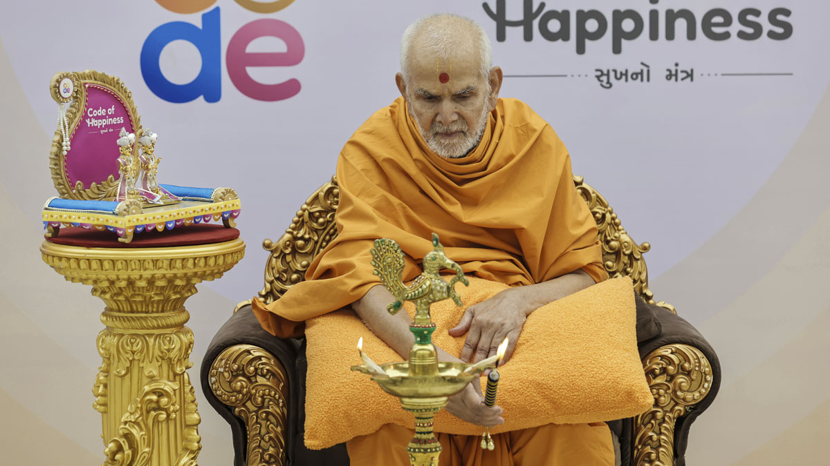 Swamishri inaugurates the convention by lighting a lamp