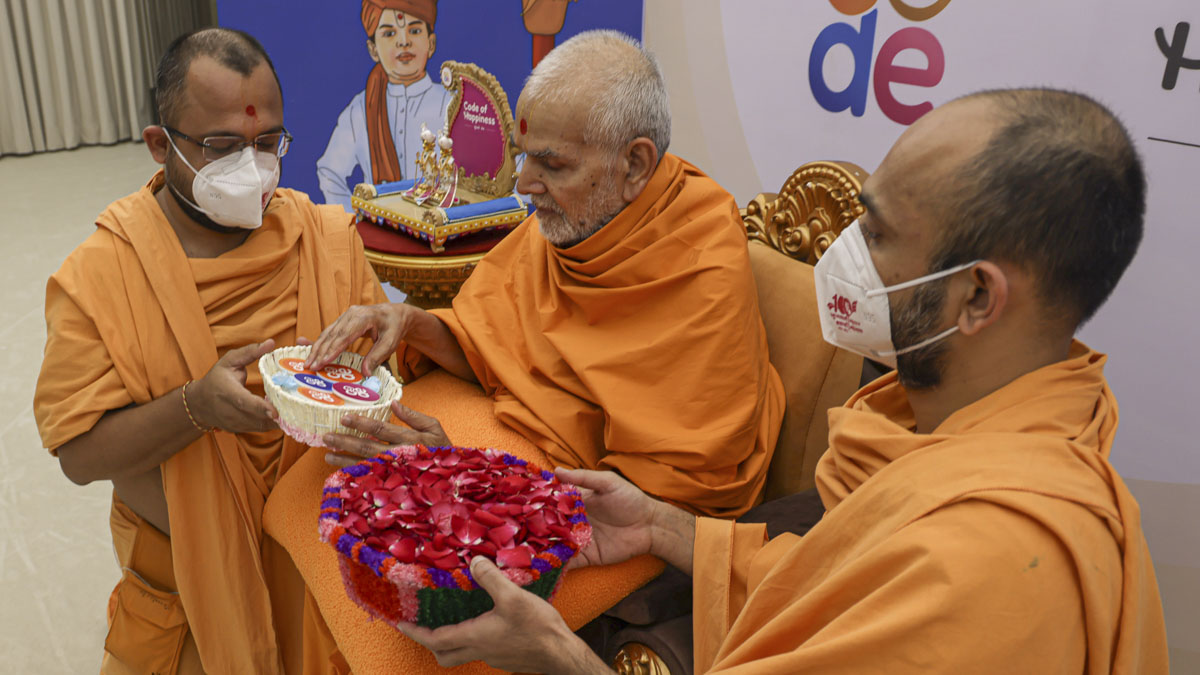 Swamishri sanctifies the delegate badge