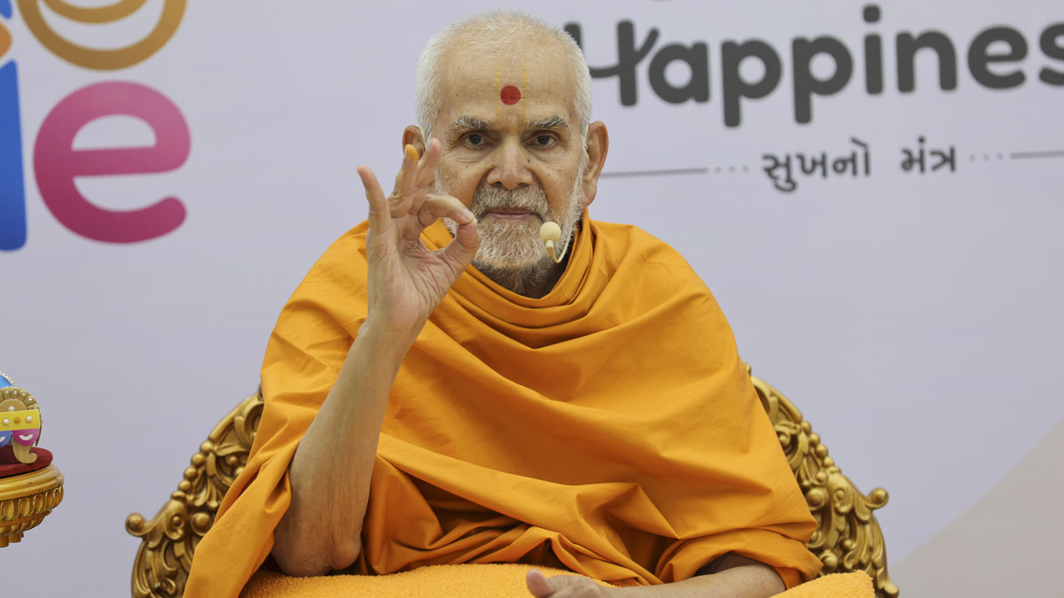 Swamishri blesses the karyakars with a divine memory