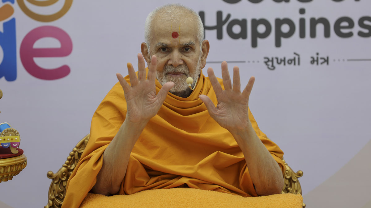 Swamishri blesses the karyakars