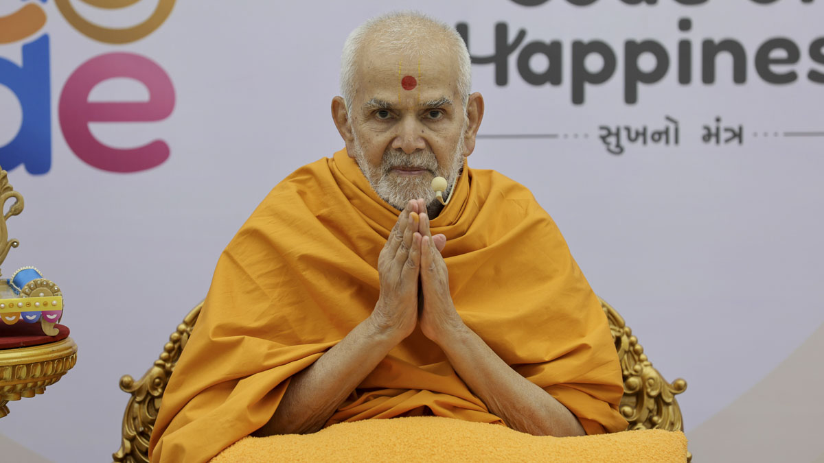 Swamishri bids the karyakars ‘Jay Swaminarayan’