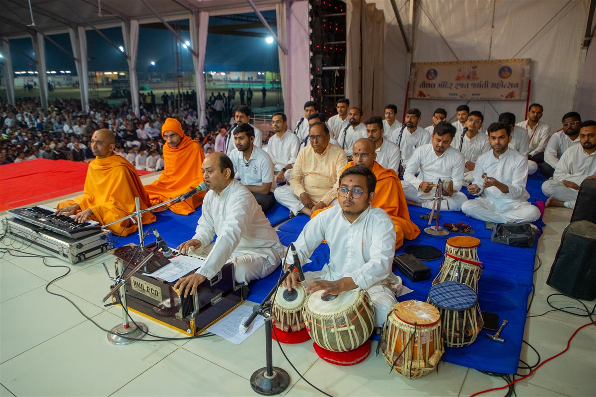 Devotees sing kirtans in Swamishri's morning puja
