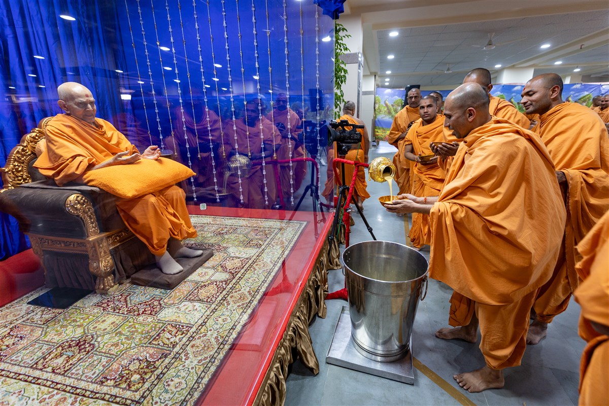 Swamishri serves dudhpak to swamis