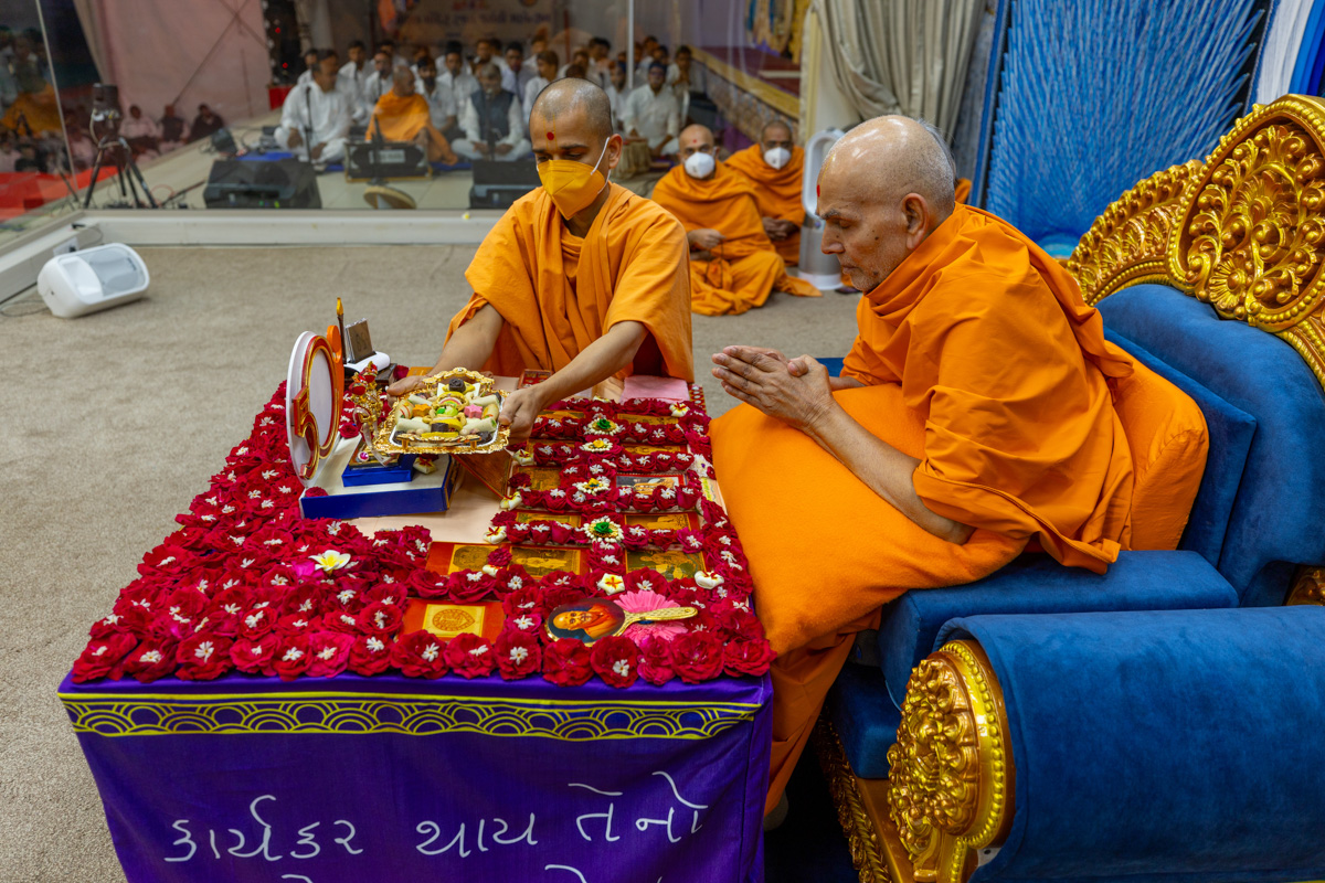Thal is offered to Shri Harikrishna Maharaj and Shri Gunatitanand Swami Maharaj