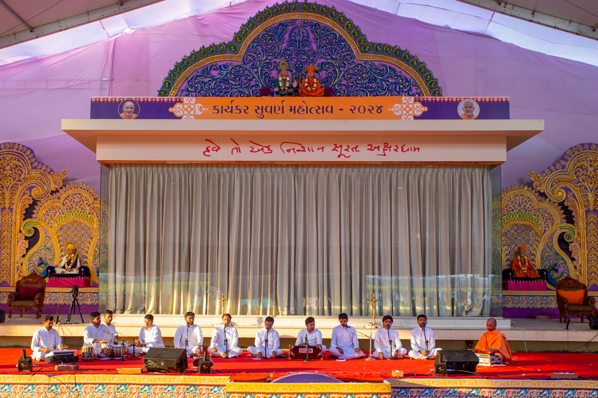 Youths sing kirtans in the evening inauguration assembly of the 'Karyakar Suvarna Mahotsav 2024'