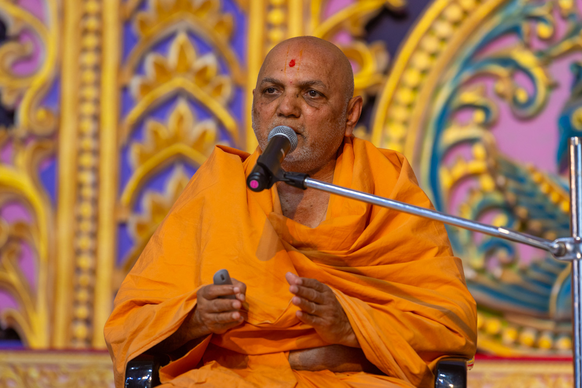 Yagnapriya Swami addresses the assembly