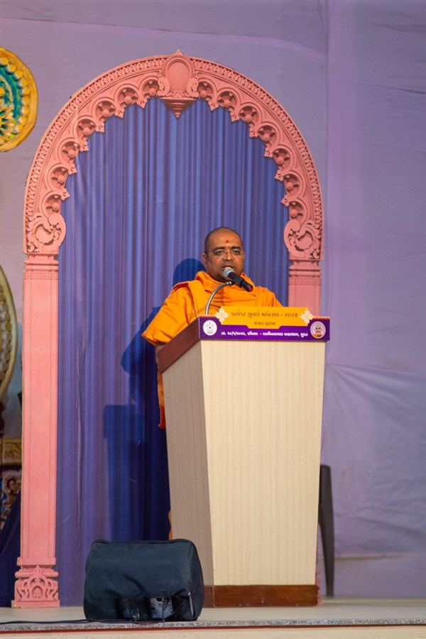 Vivekshil Swami addresses the assembly