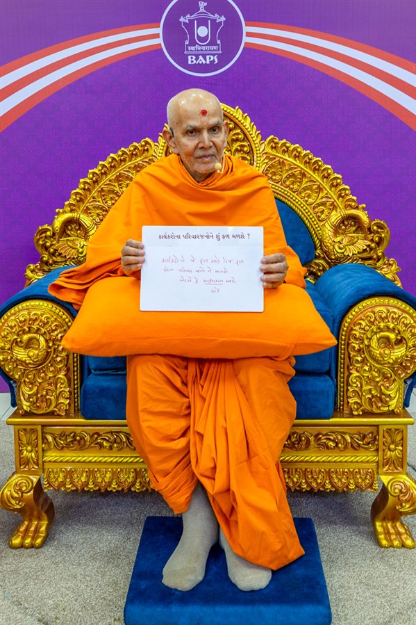 Swamishri displays a message for karyakars