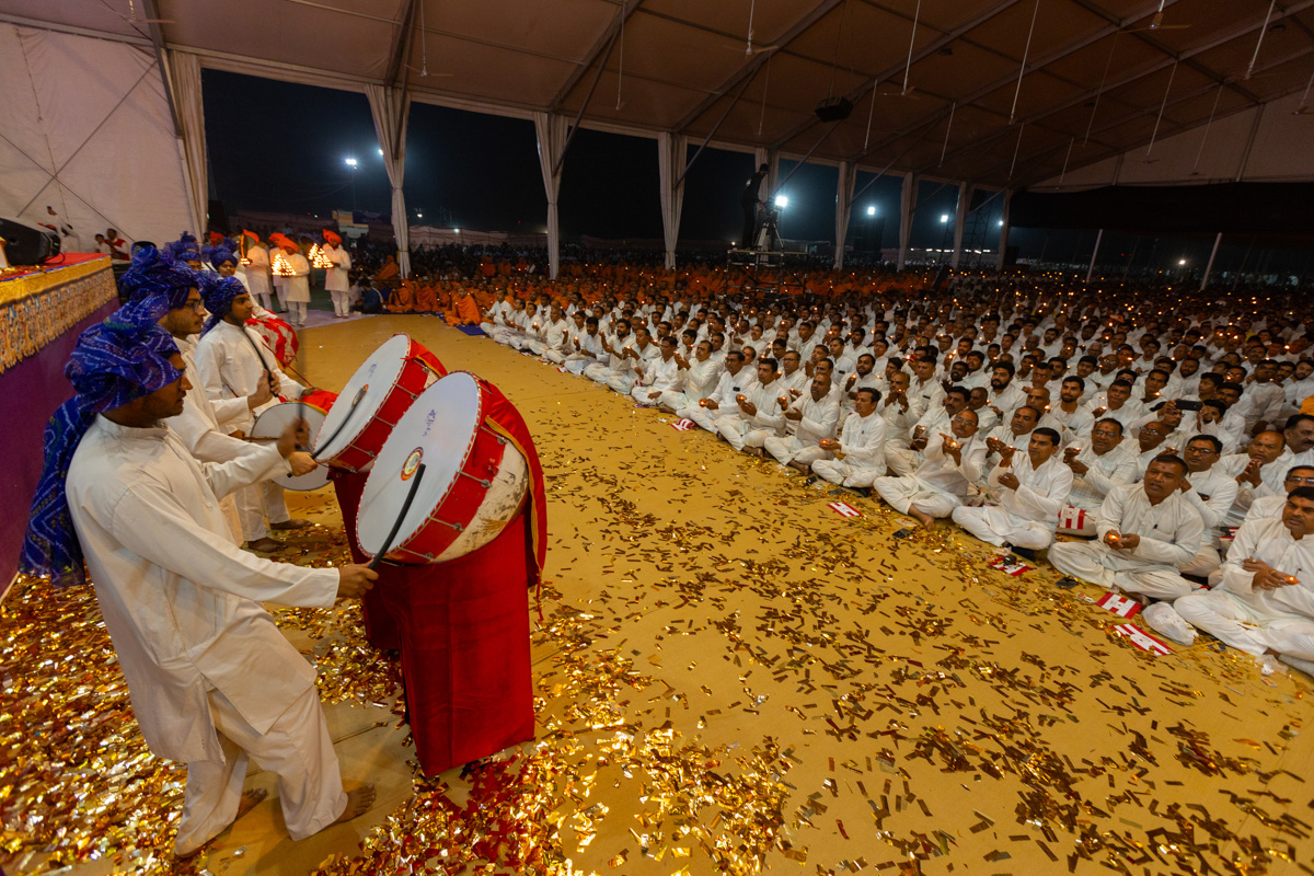 Swamis and karyakars perform the arti