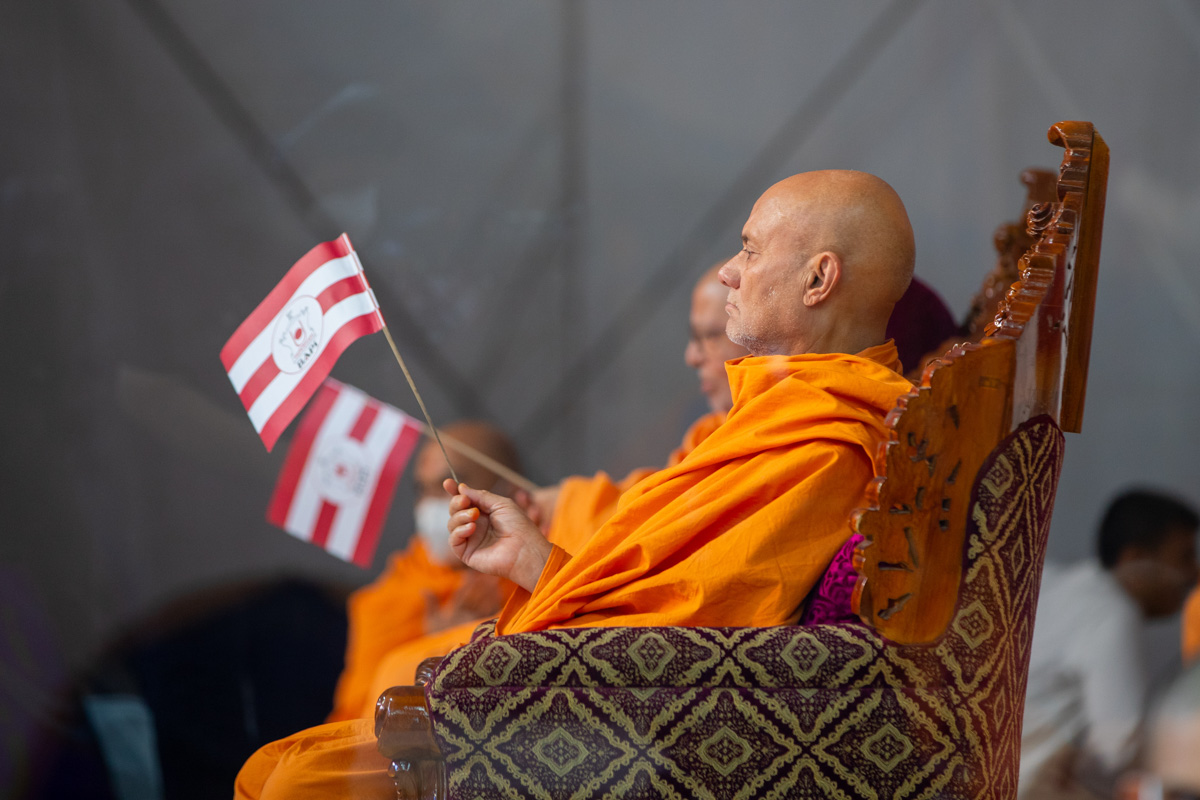 Pujya Viveksagar Swami waves a BAPS flag
