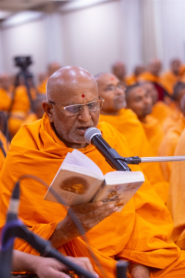 Prabhuprakash Swami sings a kirtan in Swamishri's daily puja