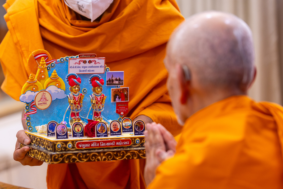 Swamishri engrossed in darshan of Shri Harikrishna Maharaj and Shri Gunatitanand Swami Maharaj