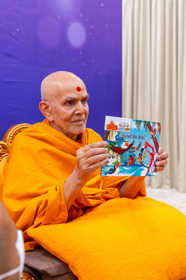 Swamishri inaugurates a new English book 'Yogiji Maharaj's Tales of Wisdom - United We Win!'