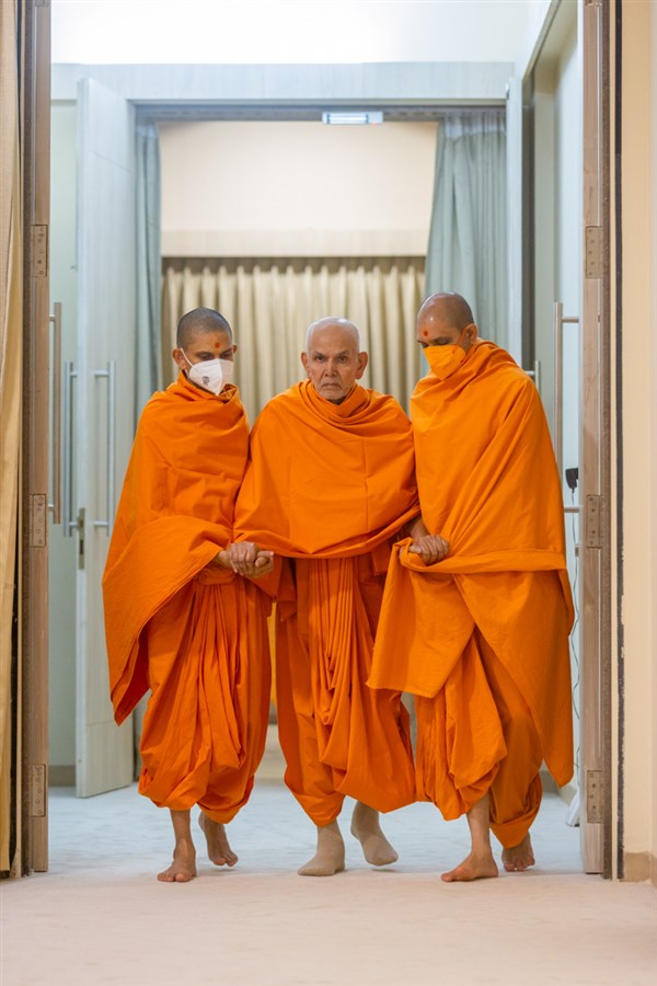 Param Pujya Mahant Swami Maharaj on his way for his daily puja