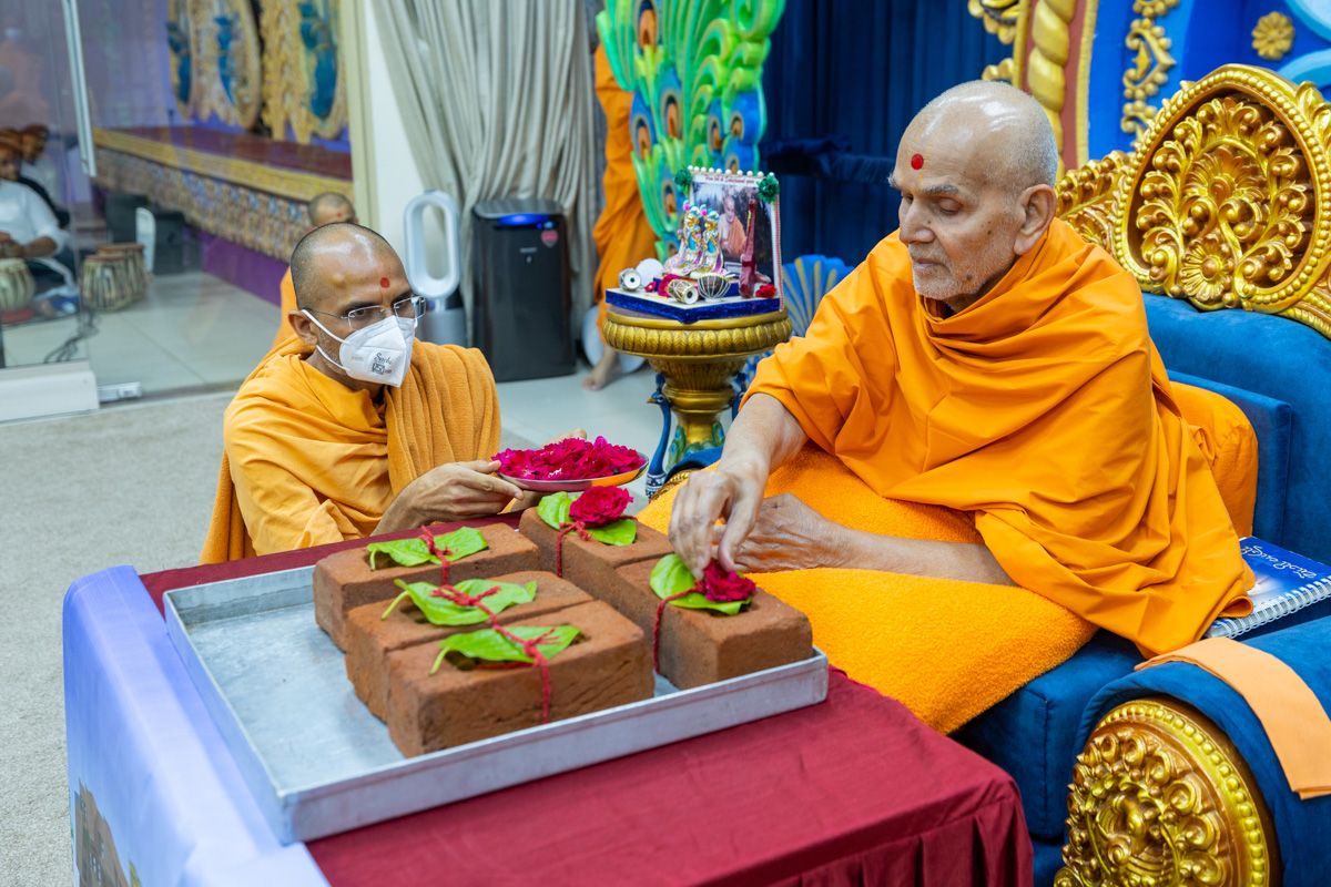 Swamishri sanctifies bricks to start construction of BAPS Swaminarayan Vidyamandir, Bharuch