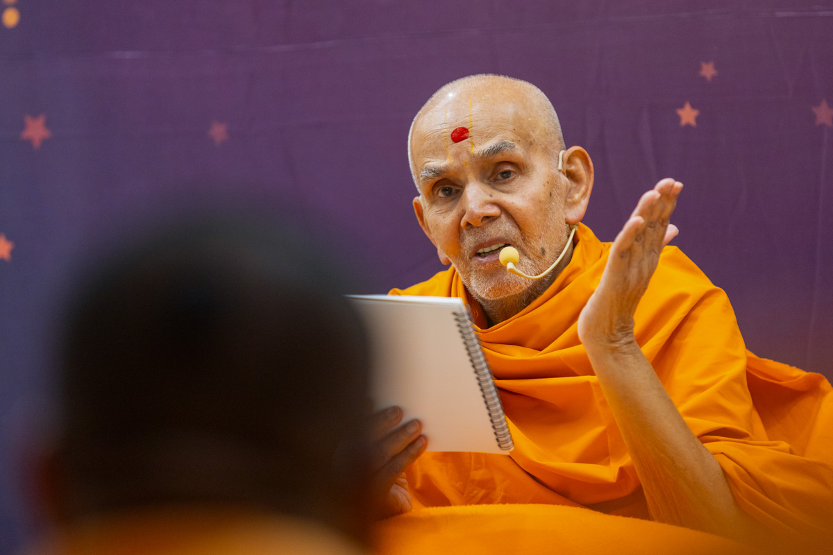 Swamishri blesses the afternoon assembly