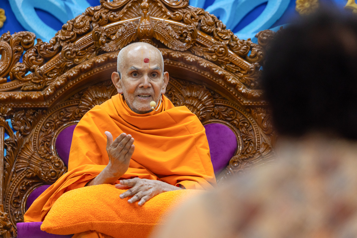 Swamishri bestows blessings during the interactive session