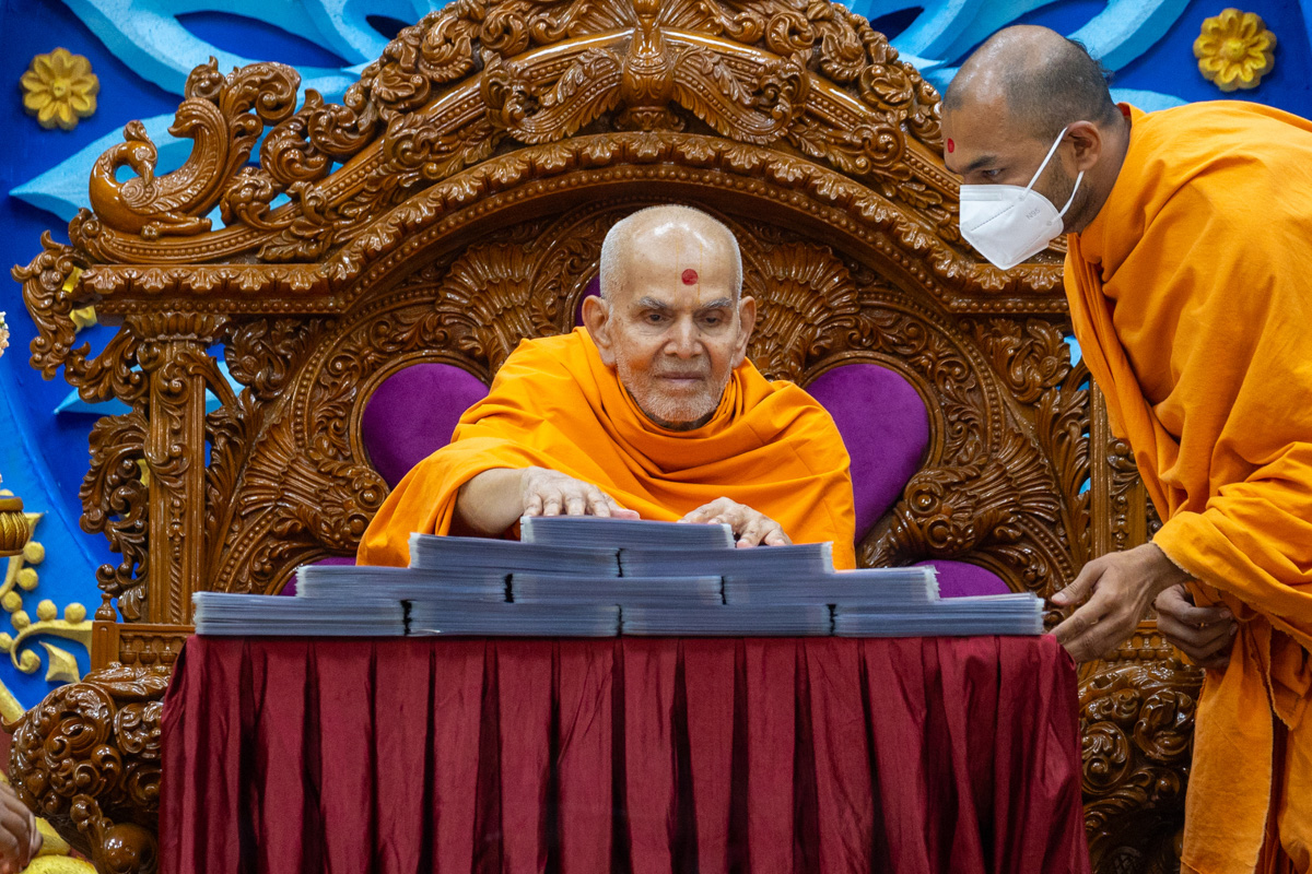 Swamishri sanctifies ashirwad letters for the newly married couples