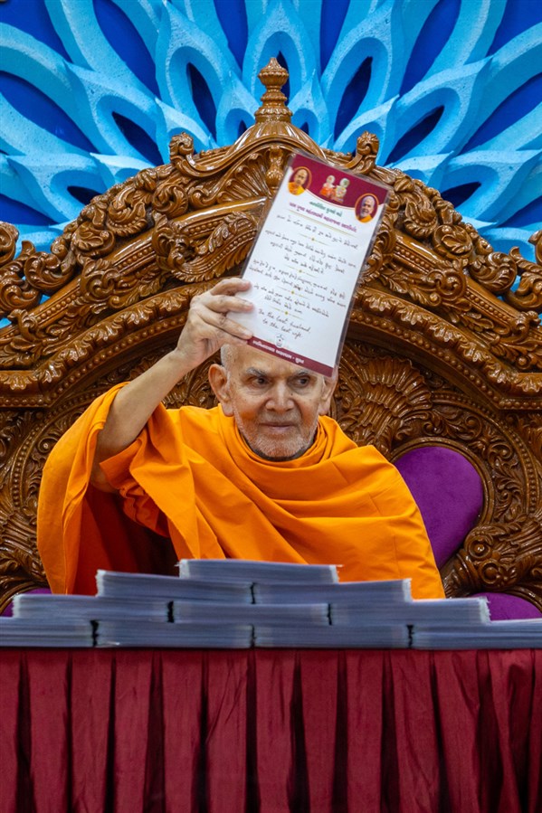 Swamishri sanctifies ashirwad letters