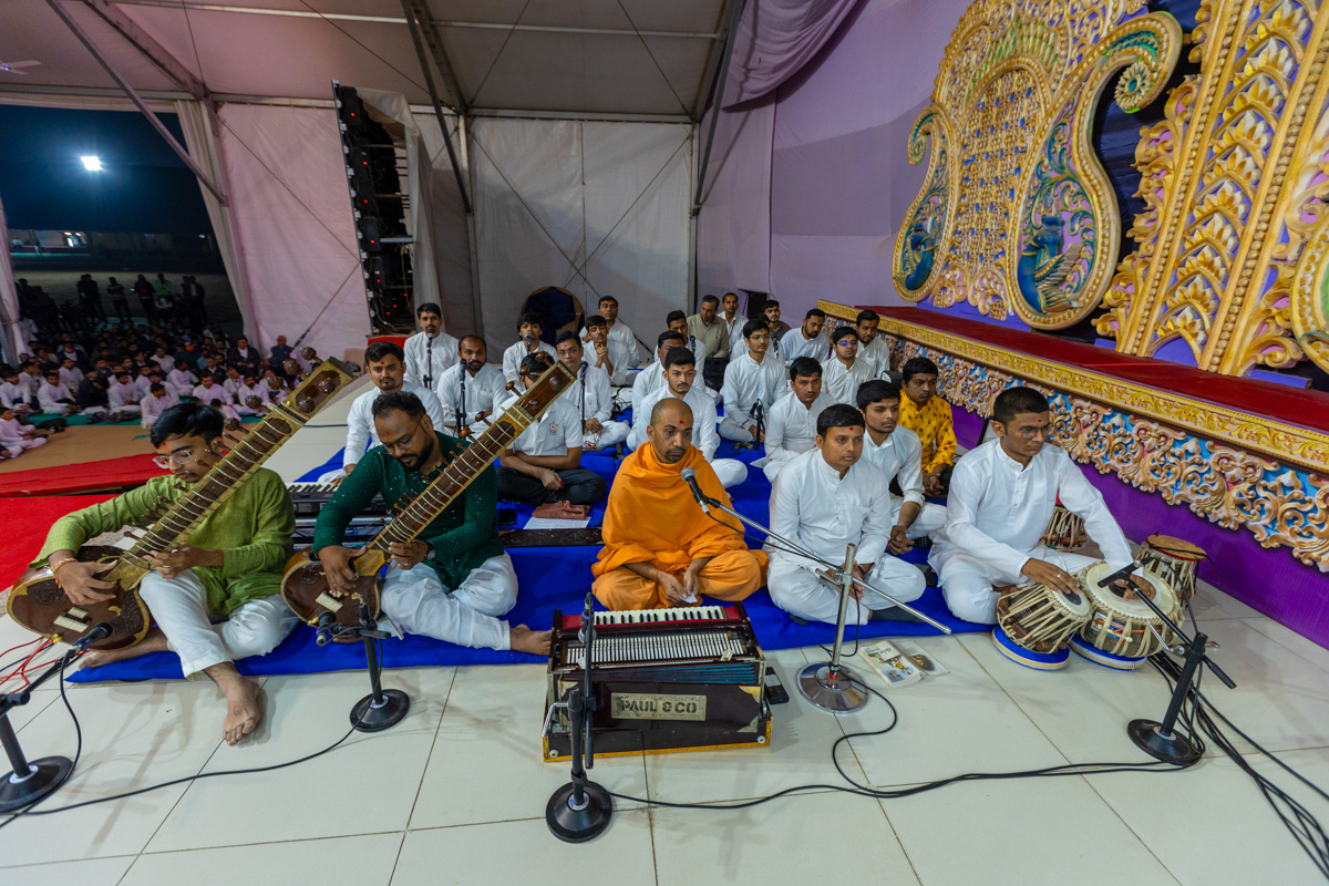 Youths play sitar in Swamishri's daily puja