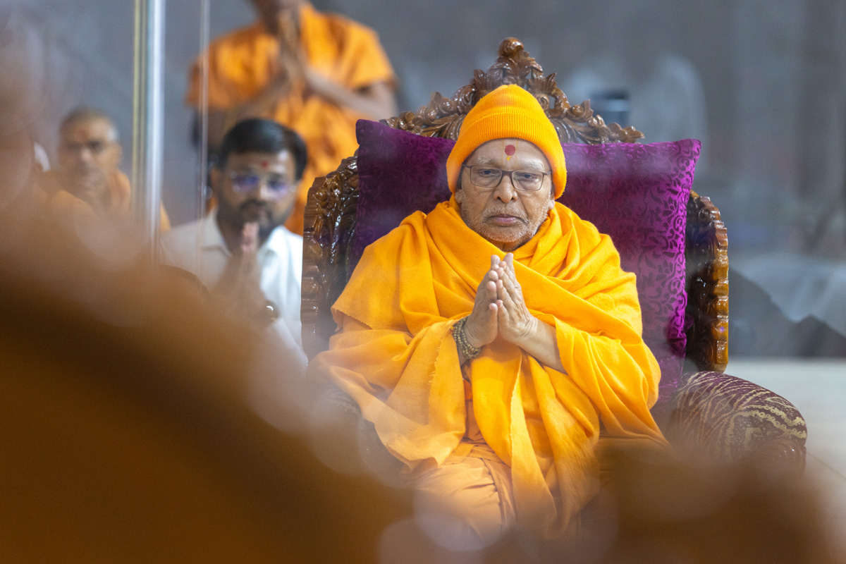 Pujya Ghanshyamcharan Swami doing darshan of Swamishri