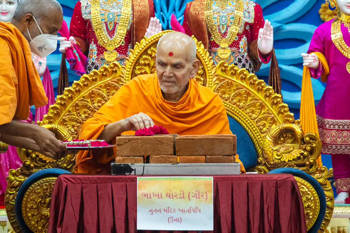 Swamishri sanctifies bricks to start construction of the BAPS Shri Swaminarayan Mandir at Bhakha Thordi (Una), India