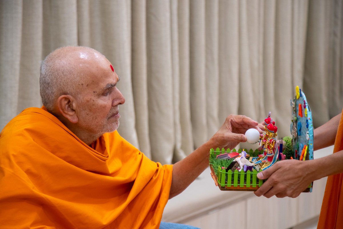Swamishri observes the sinhasan of Shri Harikrishna Maharaj and Shri Gunatitanand Swami Maharaj