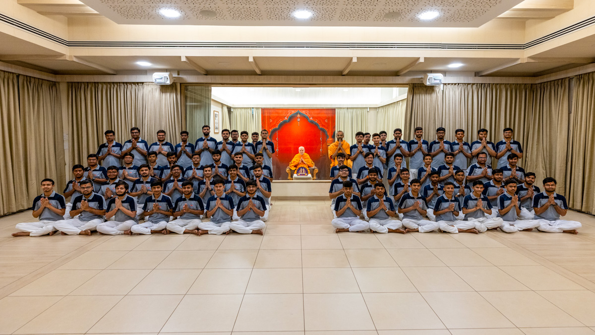 Youths of BAPS Swaminarayan Chhatralaya, Surat, with Param Pujya Mahant Swami Maharaj