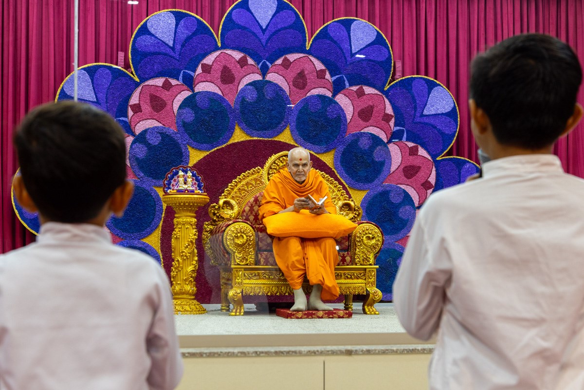 Swamishri listens to the children's recitation of the daily prayer