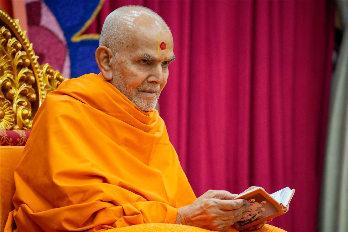 Swamishri listens to the students' recitation of the daily prayer