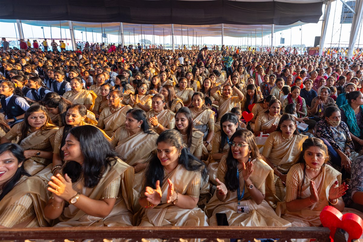 Teachers and devotees during the assembly